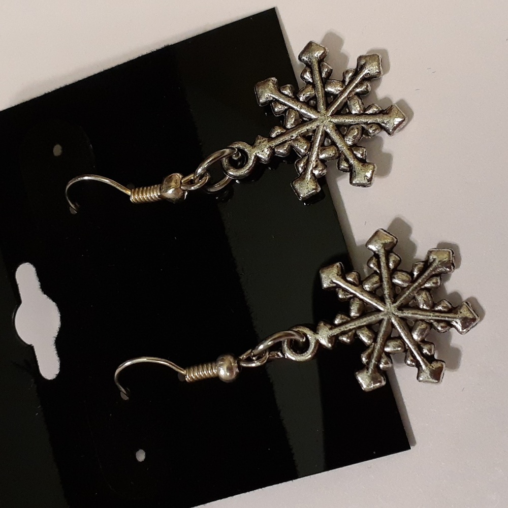 Silver Snowflake Charm Pierced Earrings Q130